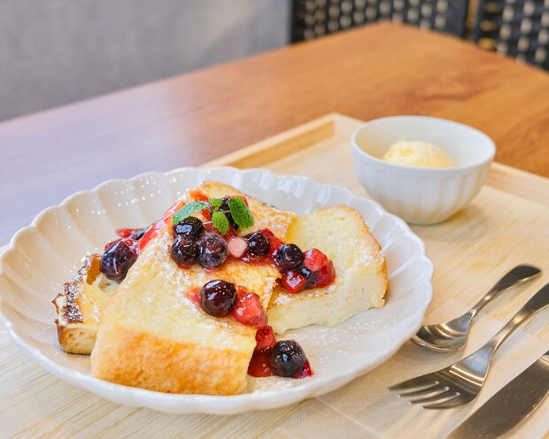 【T-ROOM(ティールーム)】昼はカフェ、夜はバー。“いのちのたまご”を使った看板メニューとは？｜倉吉市