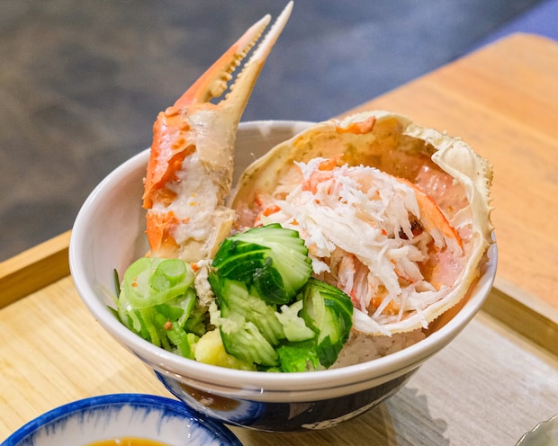 松葉ガニをリーズナブルに味わえる贅沢カニ丼。ご飯とカニ汁はおかわり自由で嬉しい!|鳥取市