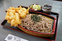 オープン前から並ぶ人気の出雲そば。名物「天ざるそば」は特大イカ天のボリュームたっぷり！｜鳥取県米子市