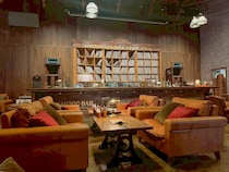 70年前の映画館だった建物で味わう珈琲。1950年代のアメリカの映画館をテーマにしたおしゃれなカフェ。｜出雲市