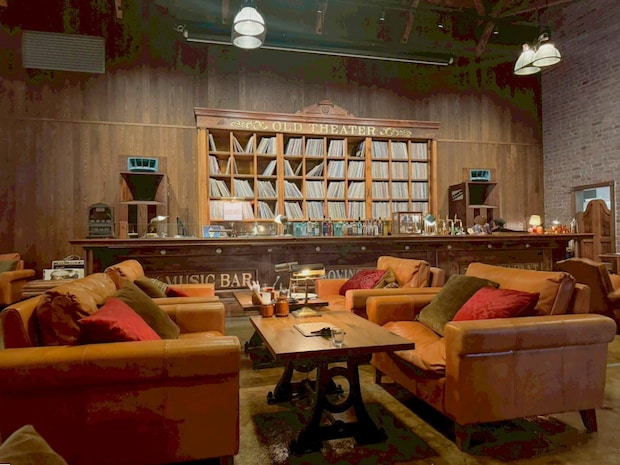 70年前の映画館だった建物で味わう珈琲。1950年代のアメリカの映画館をテーマにしたおしゃれなカフェ。｜出雲市