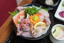 鮮魚店ならではの「コスパ＆鮮度」抜群の海鮮丼！ノドグロまで乗った豪華な1杯が2000円！｜島根県浜田市