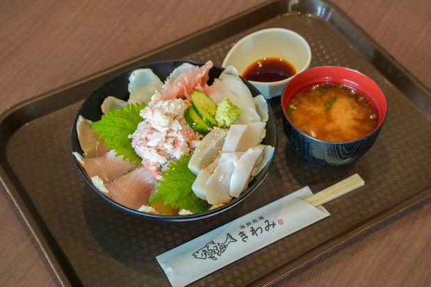 カニ好き必見！道の駅で味わうコスパ抜群海鮮丼。水産会社直営で新鮮な海鮮がたっぷり！｜鳥取県琴浦町