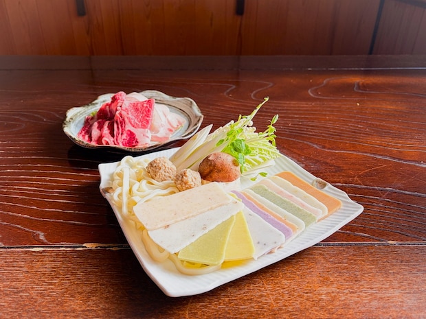 趣ある町屋でいただくトロっと餅しゃぶ。十二単衣をイメージしたカラフルなお餅が可愛い！｜鳥取県倉吉市