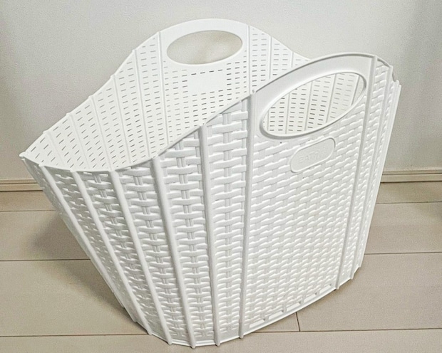 【ニトリ】プラスチック製で丈夫なのに、折りたためるランドリーバスケット。畳むと3センチ以下で隙間収納も簡単！