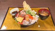 道の駅にある鮮魚店直営レストランで味わう贅沢海鮮丼。新鮮な海鮮に、プリプリのエビ天が絶品！｜琴浦町
