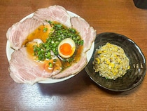 【新店】行列のできる人気ラーメン店！丼からはみ出るレアチャーシューがうますぎる｜島根県浜田市