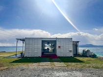 まるで地中海のよう！小さな島にある真っ白なコンテナカフェで過ごす贅沢時間｜島根県松江市