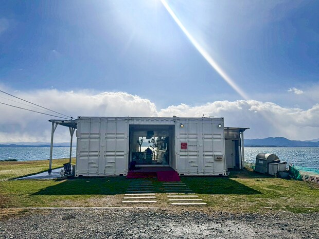 まるで地中海のよう！小さな島にある真っ白なコンテナカフェで過ごす贅沢時間｜島根県松江市