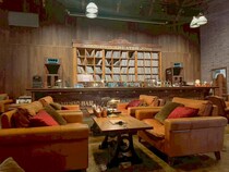 70年前の映画館だった建物で味わう珈琲。1950年代のアメリカの映画館をテーマにしたおしゃれなカフェ。｜出雲市