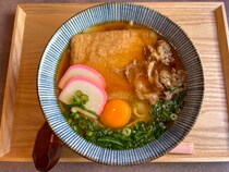 40年以上続く出雲のローカルうどん店。太い平打ち麺と甘めのお出汁で幸せ感じる一杯を！｜島根県出雲市