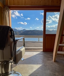 美容院がない町にできた、海の見える出張美容室。空き家リノベーションで今までとこれからがつながる空間づくり｜出雲市