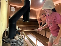 全国でも希少な“サウナ界のポルシェ”導入。山間にオープンした、カップルで楽しめるおしゃれサウナ｜鳥取市