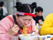 ガンバレルーヤがテレビ局で大緊張の挨拶！社員食堂の激安ランチも味わい尽くす！｜鳥取市