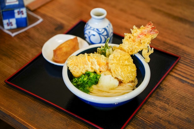 ミシュラン掲載の讃岐うどん店。本場・香川で修行した本格派!ザクザク揚げたて天ぷらも絶品|鳥取市