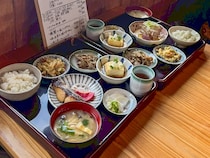 海辺に佇む食堂へ。抜群のロケーションと品数豊富で丁寧な定食ランチ。｜出雲市