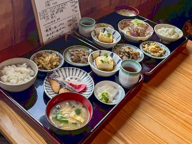 海辺に佇む食堂へ。抜群のロケーションと品数豊富で丁寧な定食ランチ。|出雲市