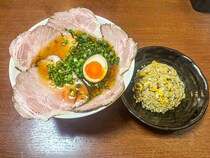 【新店】行列のできる人気ラーメン店！丼からはみ出るレアチャーシューがうますぎる｜島根県浜田市