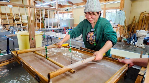 和紙ってこうやってできるんだ…！木を切って、蒸して、すいて、1300年の歴史ある伝統和紙作り体験ができる施設｜鳥取市