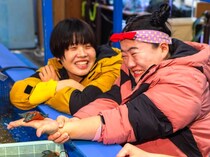 ガンバレルーヤがカニが主役の無料水族館へ！海の生き物の不思議な感触に絶叫～｜鳥取市