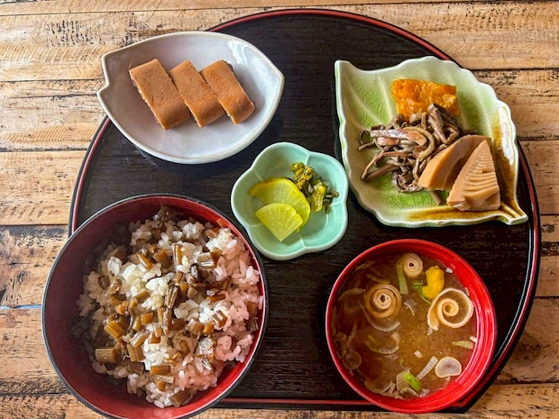 山陰の小京都で味わう、郷土料理と和食のお店。窓からはSLを眺めることも！｜島根県津和野町