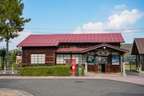 ライダーの聖地と呼ばれる小さな無人駅「隼駅」。年に一度、2000台以上のバイクが集まる理由とは？｜鳥取県八頭町