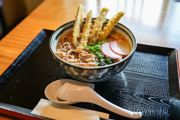 巨大なゴボウ天ぷらが乗ったほっこりうどんが自慢。ライダーの聖地「隼駅」前にある人気食堂｜鳥取県八頭町