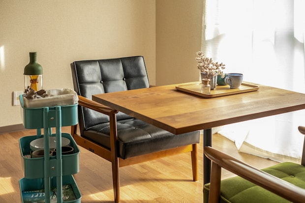 原因は「乾燥」。木のテーブルが最も疲弊している今こそ、春を迎えるお手入れをしませんか?