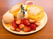 分厚いふわふわスフレパンケーキに、ふわとろオムライス！大人の隠れ家のような空間が広がるカフェ｜鳥取市