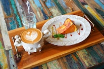 アンティーク雑貨が並ぶ川沿いのおしゃれカフェ。パリッと香ばしいブリュレチーズケーキが人気！｜鳥取市