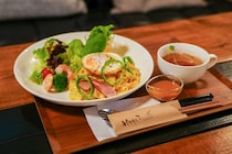 海外客も虜にする、気さくなご夫婦の癒しカフェ。マスターのDIY空間と栄養満点プレートランチで至福のひとときを｜鳥取市