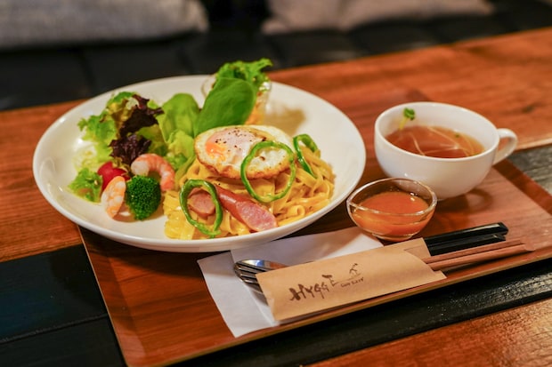 海外客も虜にする、気さくなご夫婦の癒しカフェ。マスターのDIY空間と栄養満点プレートランチで至福のひとときを｜鳥取市