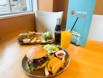 【新店】肉汁溢れるバーガーとバター香るクロワッサンサンド！ソファ席もあるくつろぎ空間。｜鳥取県米子市