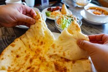 とろ～りチーズ溢れるナンと本格スパイスカレーが絶品！特大ナンの無料おかわりも！｜鳥取市