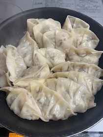 お肉も野菜も使わず！お好みのきのこを使って、あっさりヘルシー！「きのこ餃子」