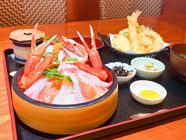 カニ食べ放題も！見た目華やか、新鮮な魚介の豪華海鮮丼｜境港市