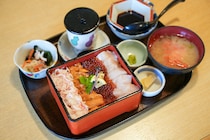 創業65年、行列のできる海鮮食堂。港町で味わう海の宝石箱が贅沢すぎる！｜島根県松江市