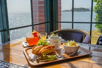 宍道湖を一望できるレトロ喫茶でモーニング。特等席は湖に浮かんでいるよう！｜島根県松江市
