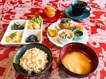 新鮮な野菜のボリュームランチ。曜日限定で天然酵母のパンも。｜鳥取市