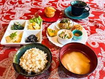新鮮な野菜のボリュームランチ。曜日限定で天然酵母のパンも。｜鳥取市