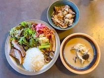 ガレージを改装した店内で、山陰の日本酒とローカルな食事の新体験を！｜島根県出雲市