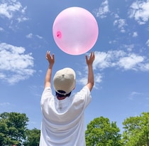 公園遊びや水遊びのおともに！蹴って投げて遊べる！不思議なボール「STRONG BIG BALL」