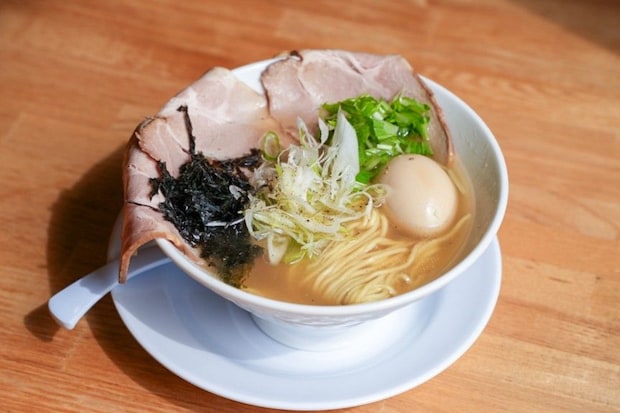 【新店】鳥取駅近く、有名店監修の牛骨ラーメン。深夜2時まで営業で締めラーメンにもおすすめ|鳥取市