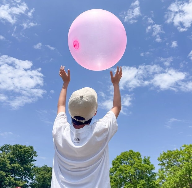 公園遊びや水遊びのおともに!蹴って投げて遊べる!不思議なボール「STRONG BIG BALL」