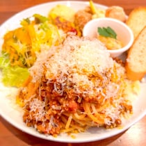 パスタにオムレツや唐揚げ。ボリューム満点のワンプレートランチが楽しめるカフェ｜鳥取市