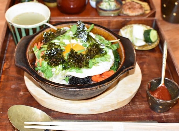 自然豊かな山奥の喫茶で一息 岩井窯の作品で心温まるお食事を|鳥取県岩美町