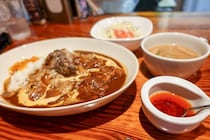 ほろほろ牛肉のカレーに感動…！ライダーにも愛される隠れ家のような洋食店「洋食家たびと」｜鳥取市