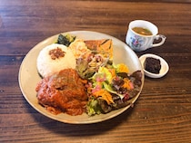 斬新なインテリアと古民家の落ち着いた雰囲気で味わう地元の鹿肉料理。|鳥取県智頭町