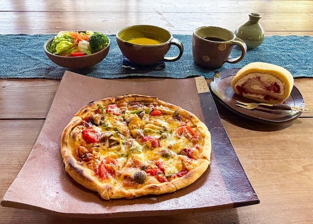 まるでラスクのようなサクサク食感がやみつきに。陶芸工房で食べる焼きたてピザランチ。｜松江市東出雲町