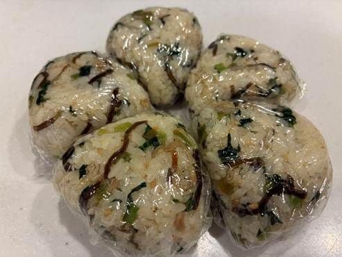 熱中症対策にも!物価高に嬉しい♪価格の優等生『小松菜×塩昆布』で作るおにぎり